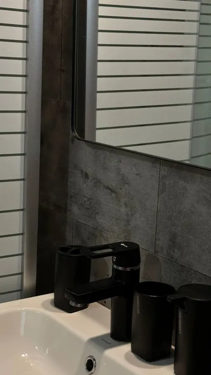 Современная студия на берегу реки