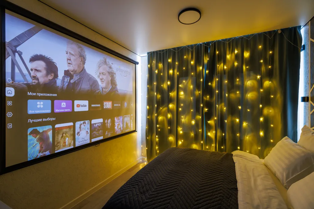 Уютная кино-студия с проектором и большой ванной