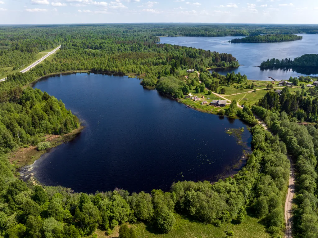 Домик с панорамным окном на берегу озера