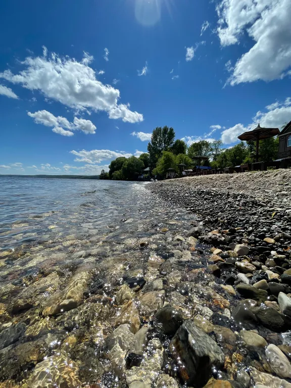 Уютный дом у реки с мангалом