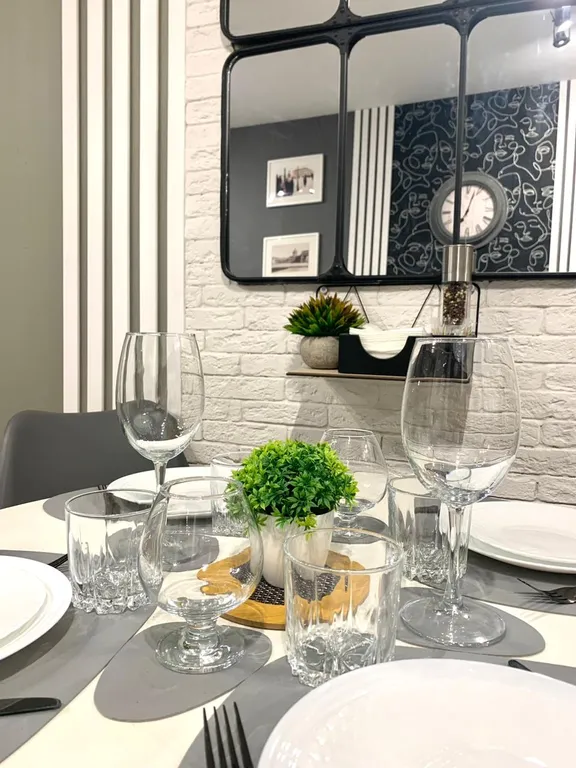 Студия с барной стойкой у окна