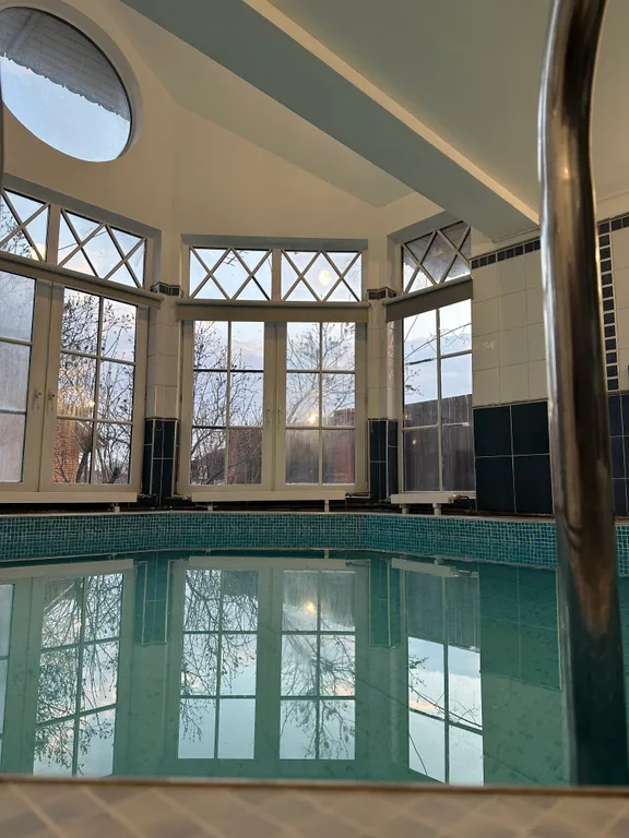 Дом в центре города с бассейном и баней