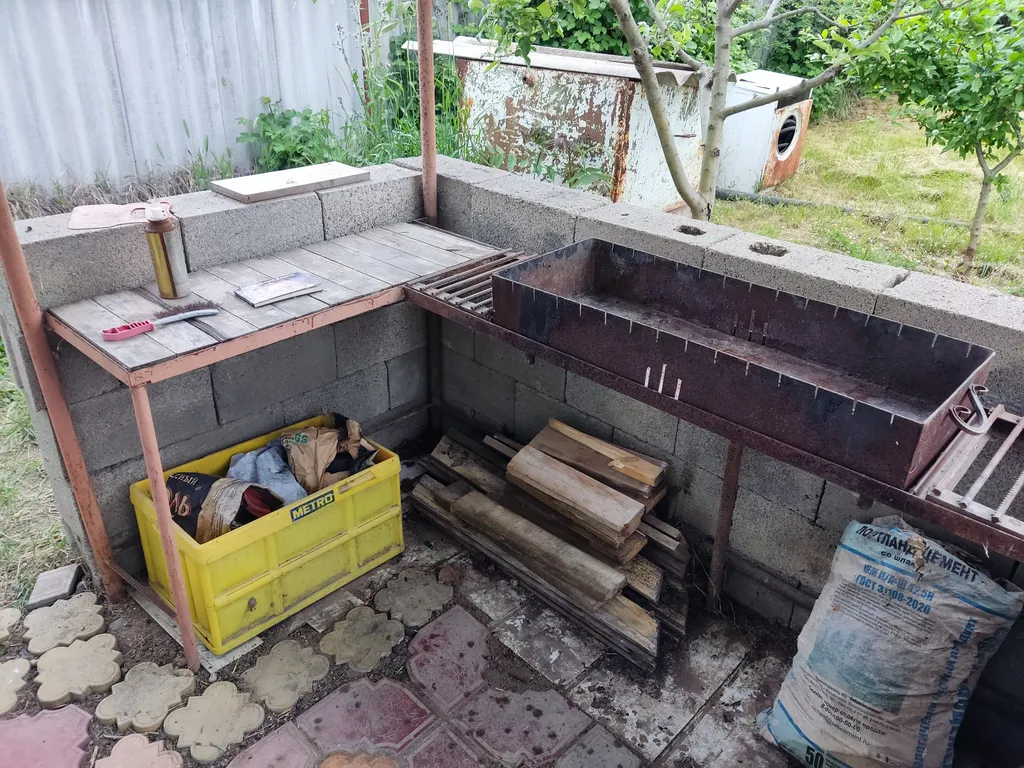 Двухэтажная дача с бассейном