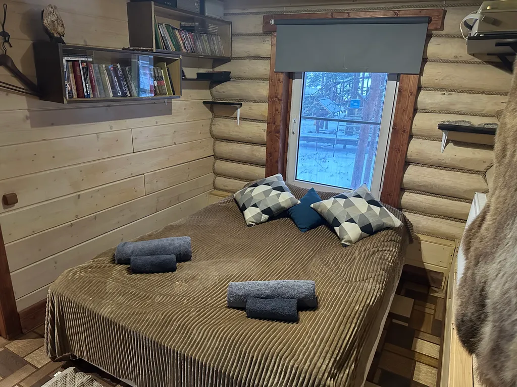 Просторный деревянный лесной дом с двумя спальнями