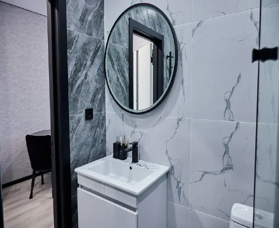 Современная студия с новым дизайнерским ремонтом