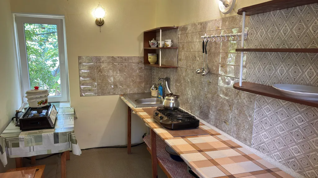 Двухместная комната среди гор и моря