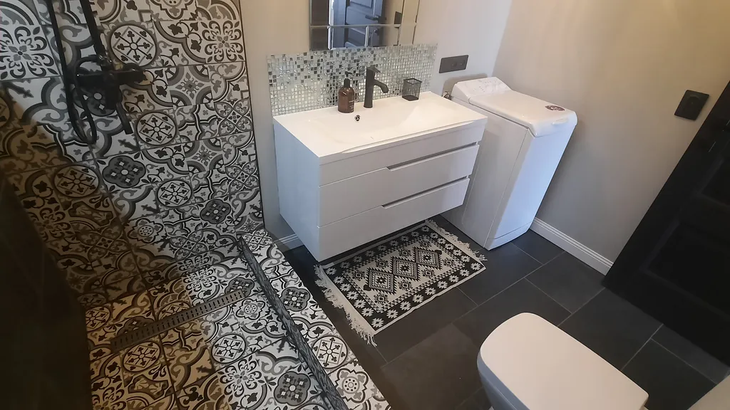 Просторная современная сталинка, в центре рядом с ресторанами и кафе