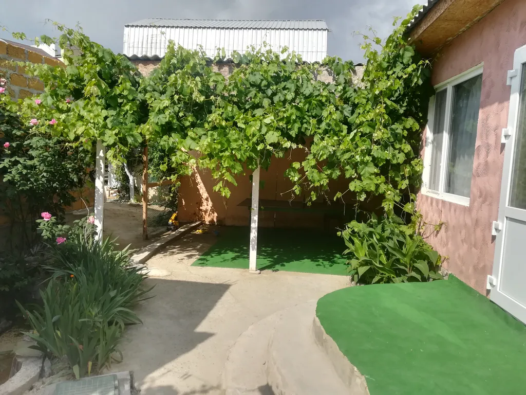 Комфортный дом с личным просторным двором