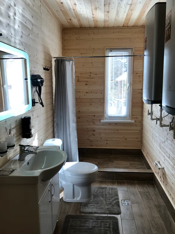 Уютный дом в лесу с видом на горы