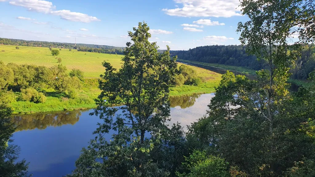 Уютный дом в лесу рядом с речкой