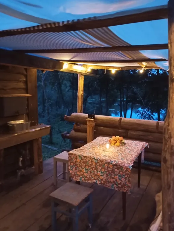 Изба с уютом детства, деревенский дом с баней и русским бытом