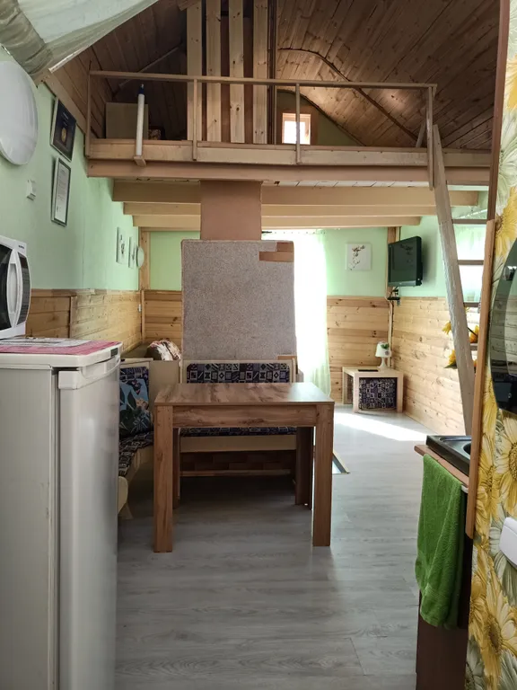 Домик у пруда