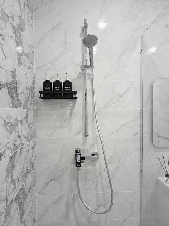 Новый современный дом в центре города, рядом с набережной.