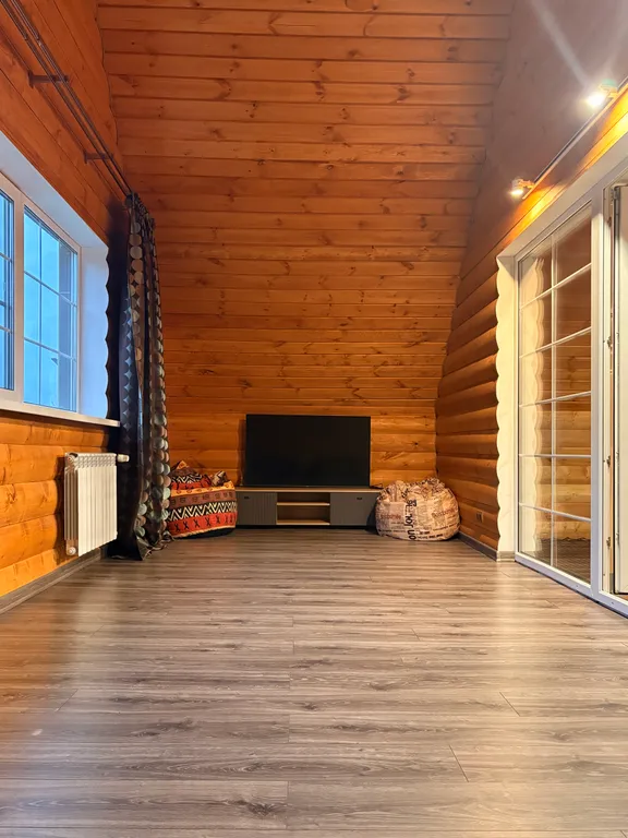 Дом с сауной и тёплым бассейном у пруда