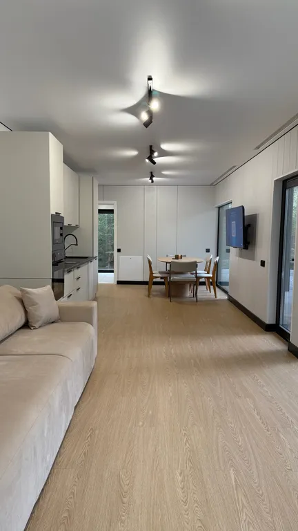 Панорамный дом в окружении леса с сауной