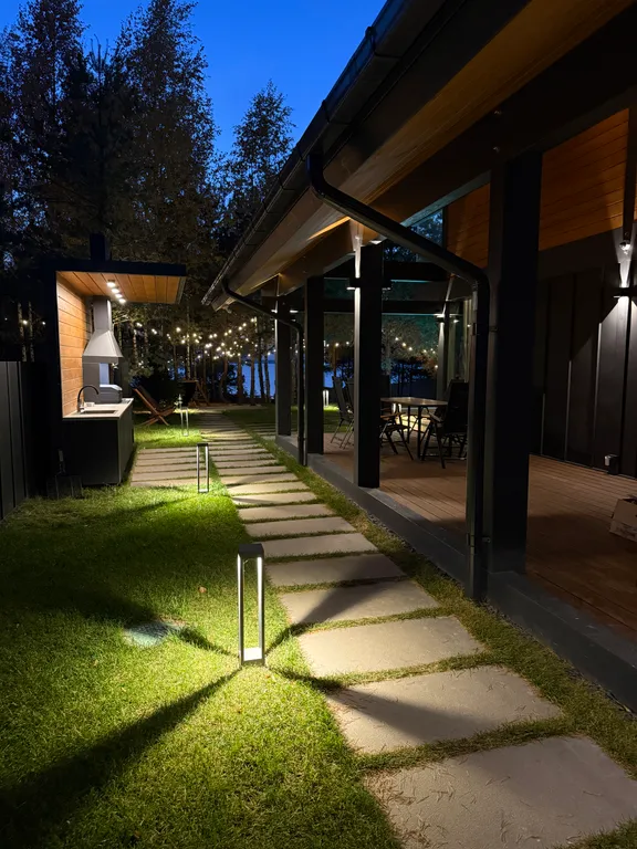 Премиальный загородный дом с теплым бассейном, на берегу