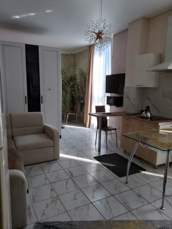 Студия с отдельно выделенной спальней, в шаговой доступности до моря