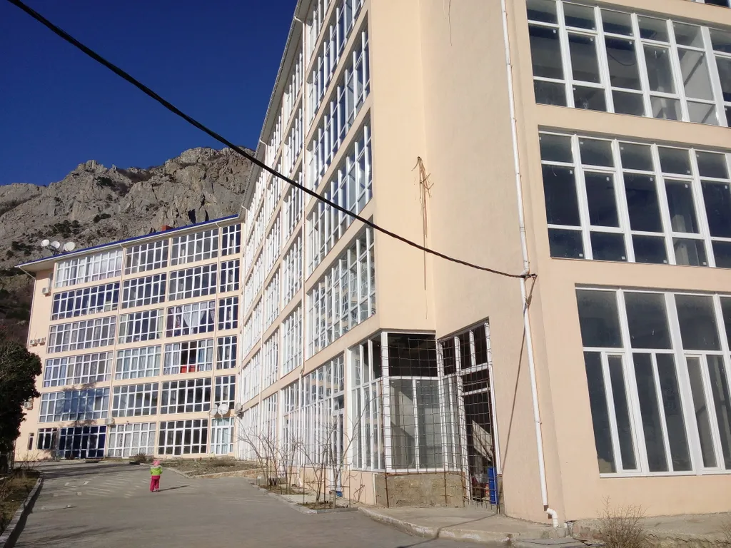 Двухкомнатная, новая, видовая квартира с витражными окнами на парк, море, горы