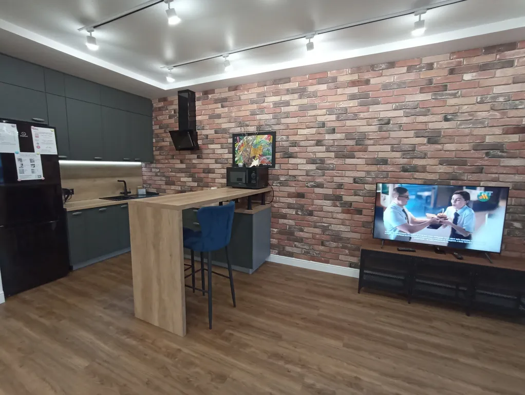 Стильная современная студия с дизайнерским ремонтом