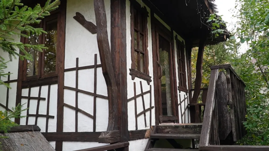 Уютный дом в сказочном лесу