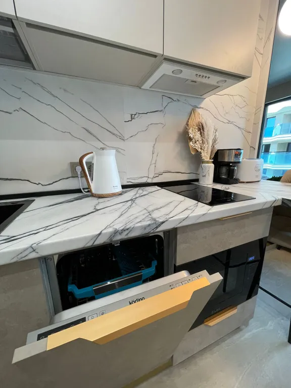 Дизайнерская студия с террасой с видом на море и свой пляж