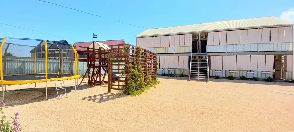 Спальня, кухня с диваном, балкон