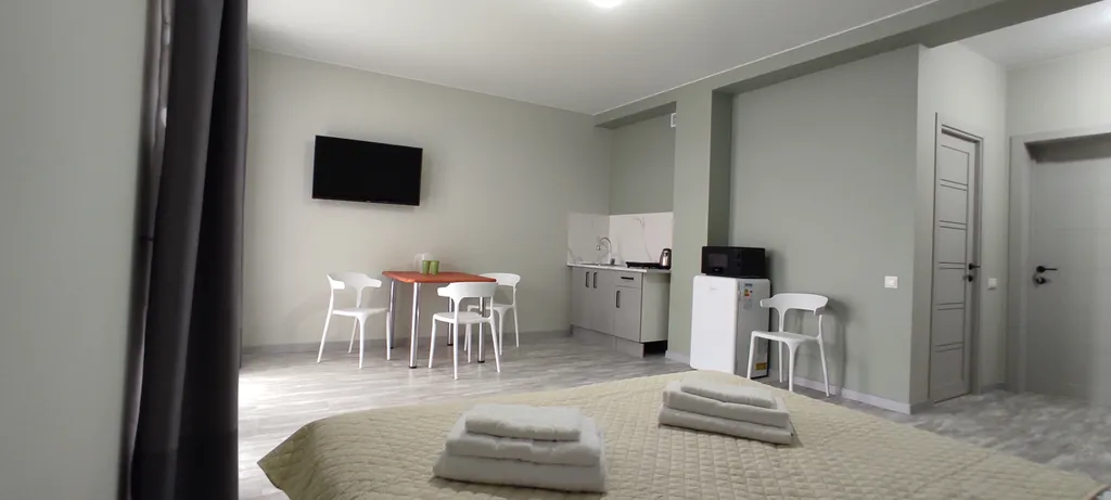 Уютная комната с видом на море