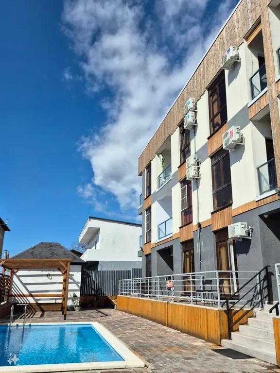 Яркая студия с видом на бассейн