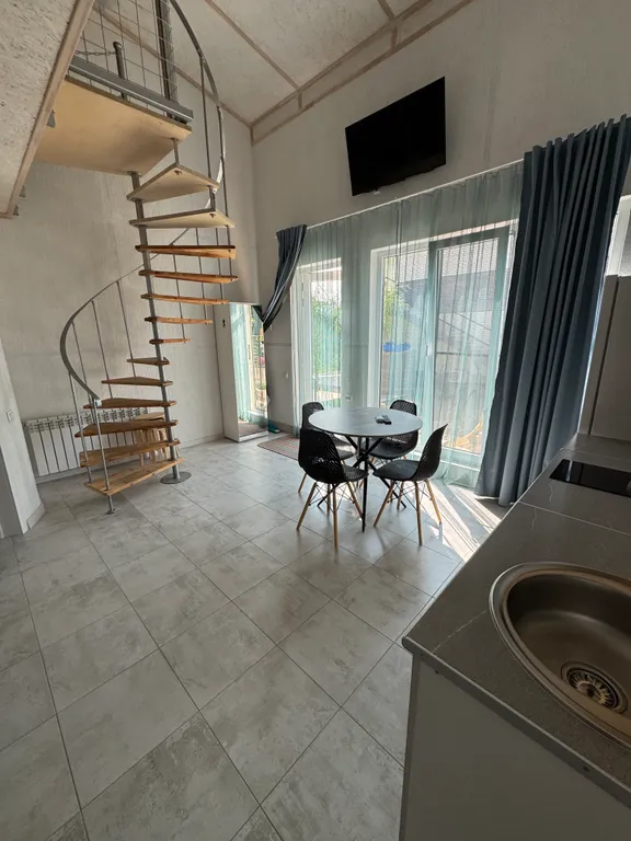 Комфортное проживание в лесу у моря