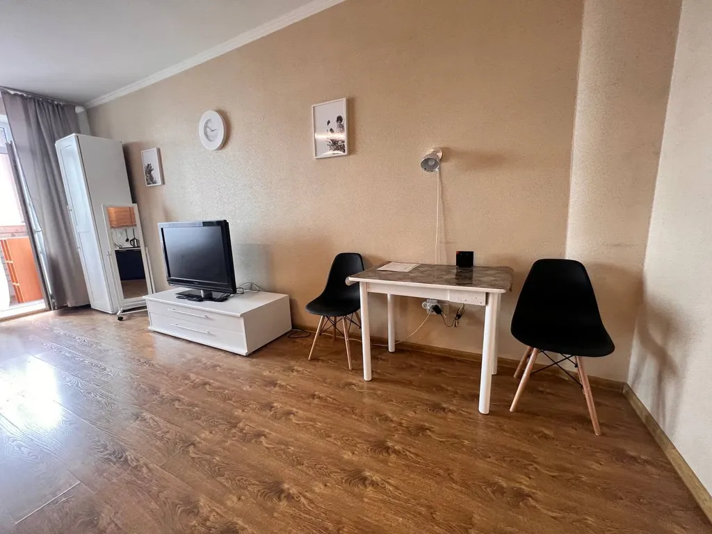 Квартира Уютная светлая студия, центр, ТЦ Вояж, парковка, кафе, аквапарк источник — Тюмень