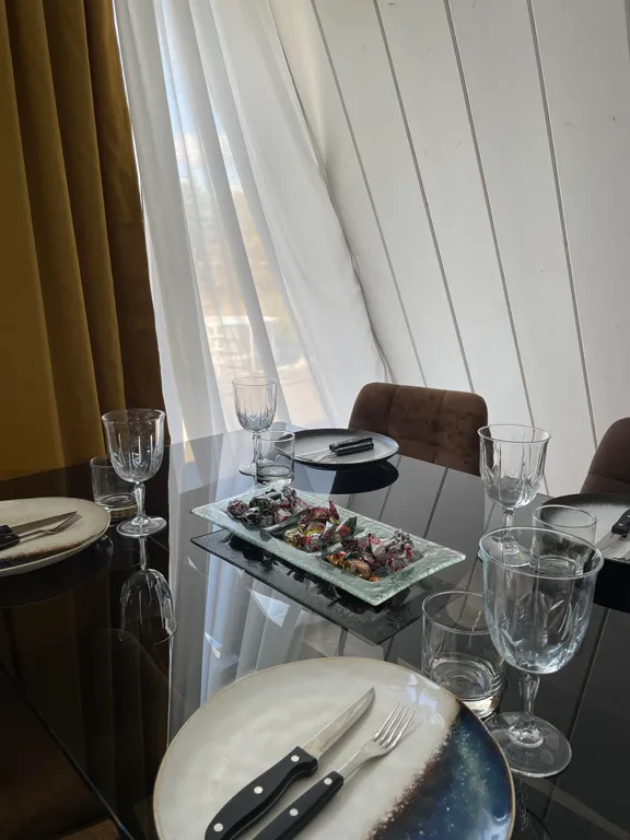 Большой дом в стиле А-фрейм на берегу реки Люторка