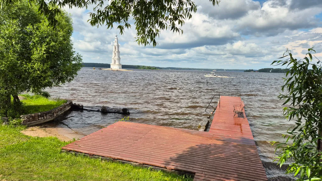Дом на берегу волги, с видом на затопленную колокольню