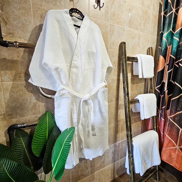 Студия с большой кроватью и ванной, кофемашиной и оплаченным кинотеатр