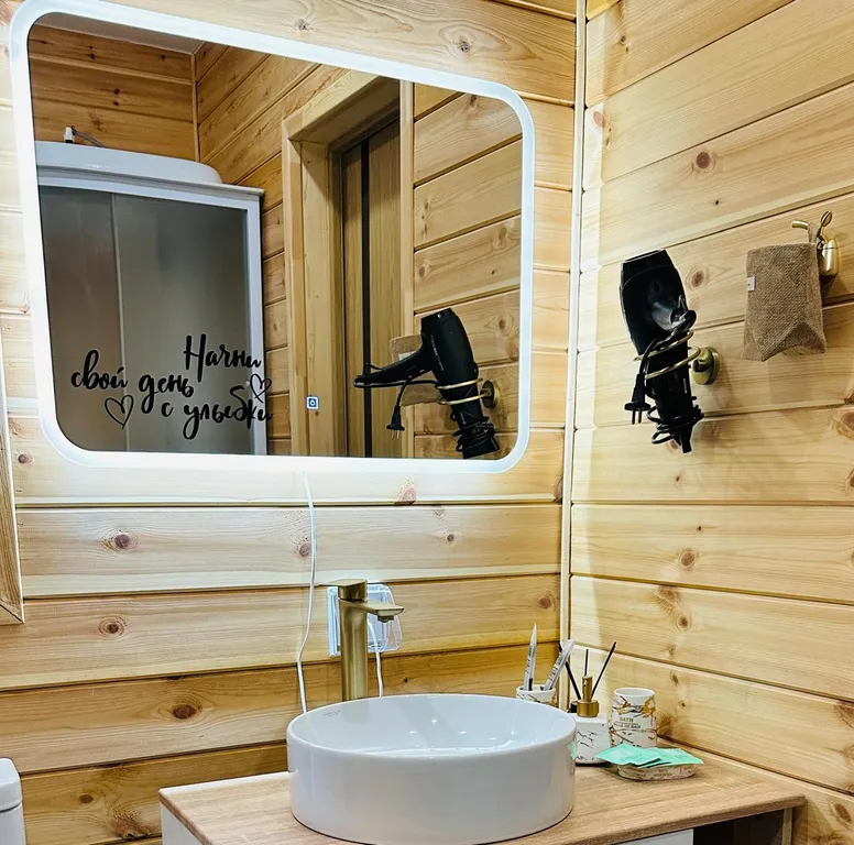 А-фрейм на берегу озера