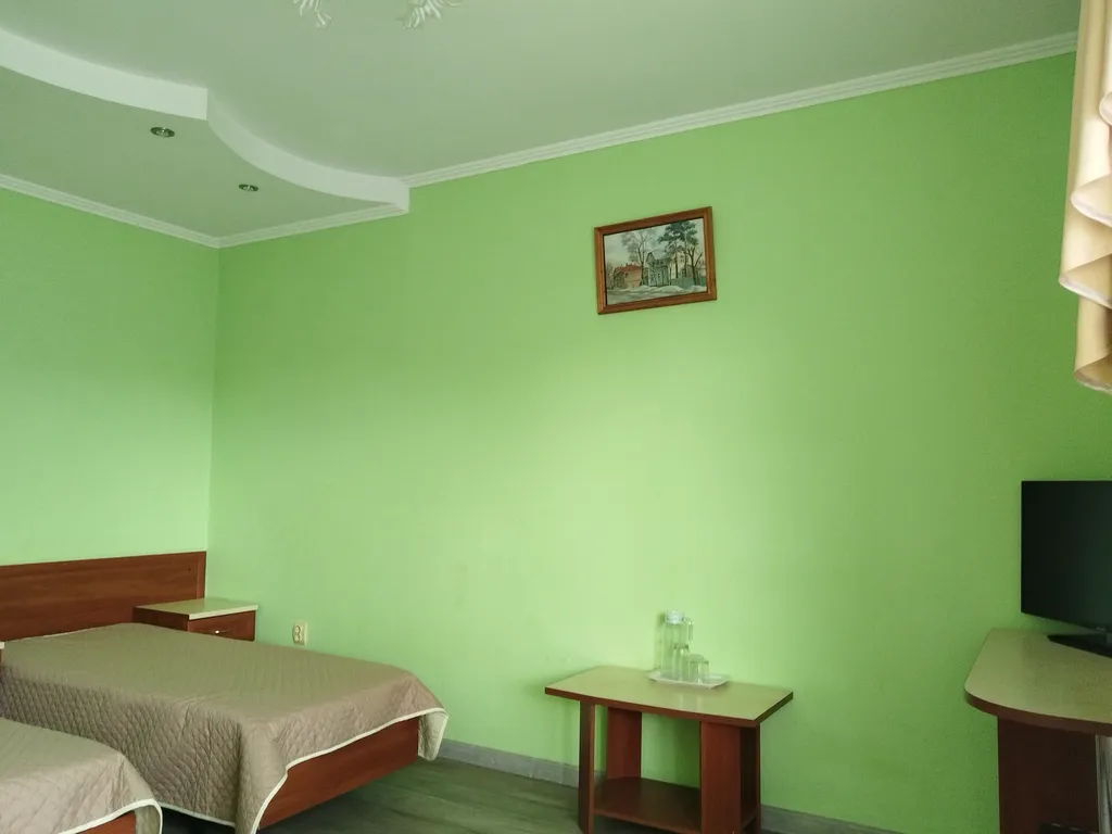 Квартира Квартира Трехместный номер с балконом в гостевом доме "Легенда" с бассейном. — Анапа