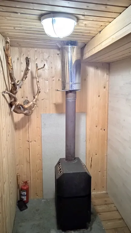 Охотничий дом с медведем на Ладоге