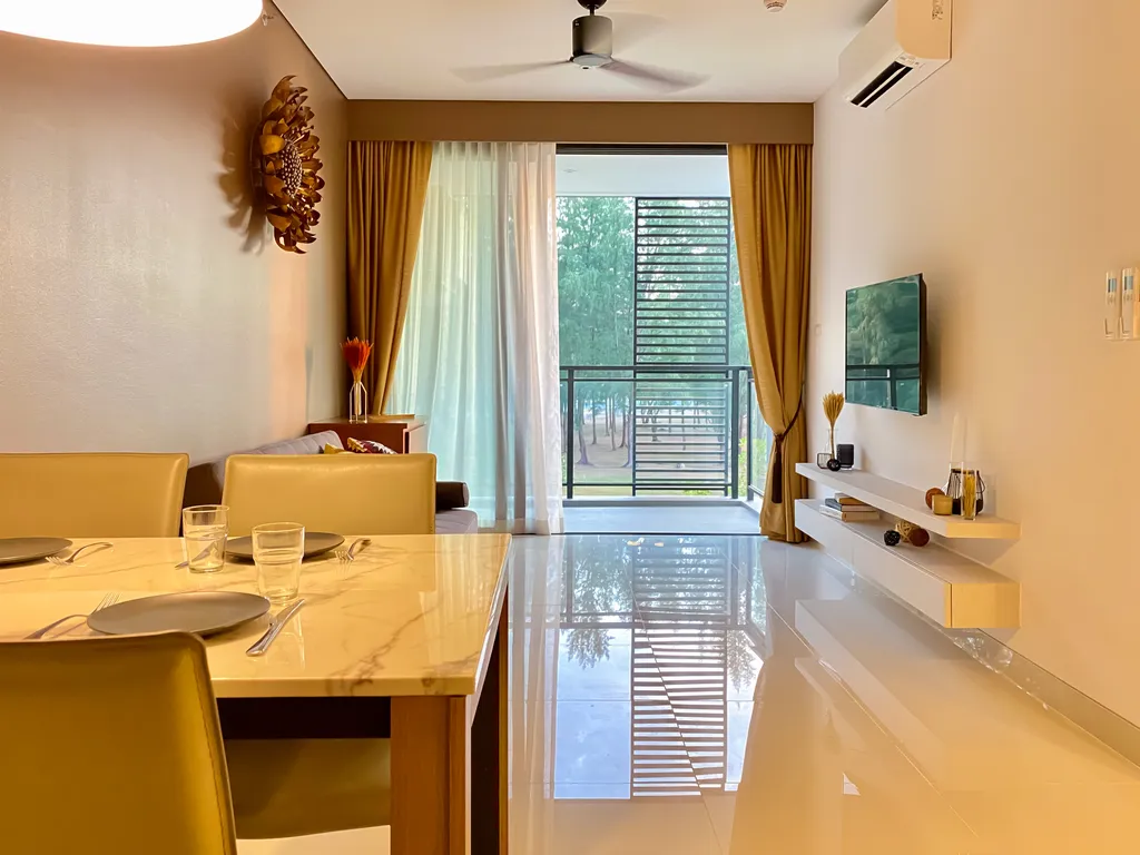 Две спальни с видом на озеро и море