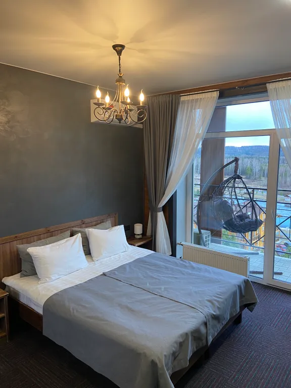 Апартамент на горнолыжном курорте Солнечная Долина с видом на озеро