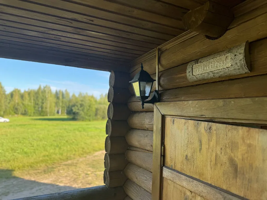 Дом из сруба у воды