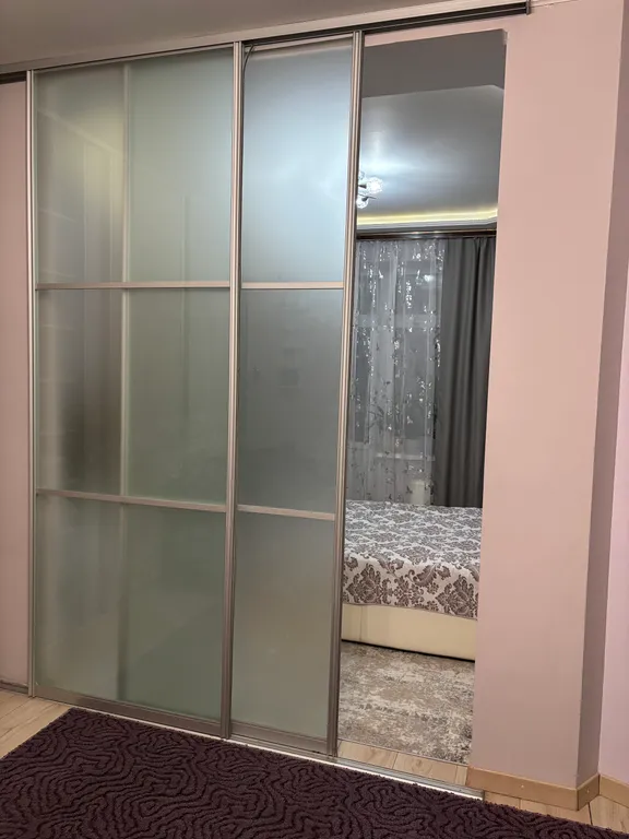 Уютная, чистая квартира в удобном районе, имеется водонагреватель.