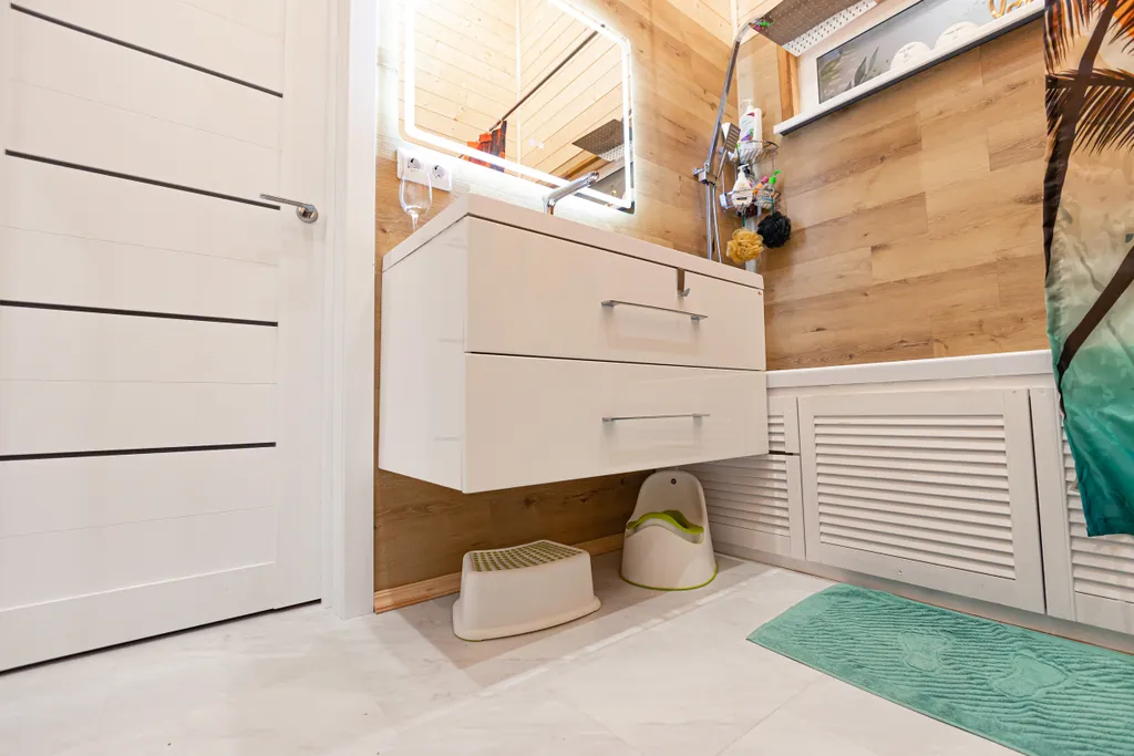 Дом на реке и краю соснового леса