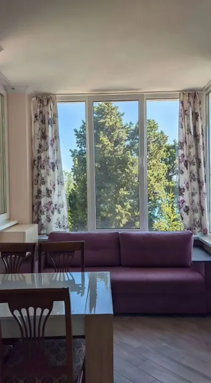 Апартаменты с видом на море, расписными стена и отдельной спальней