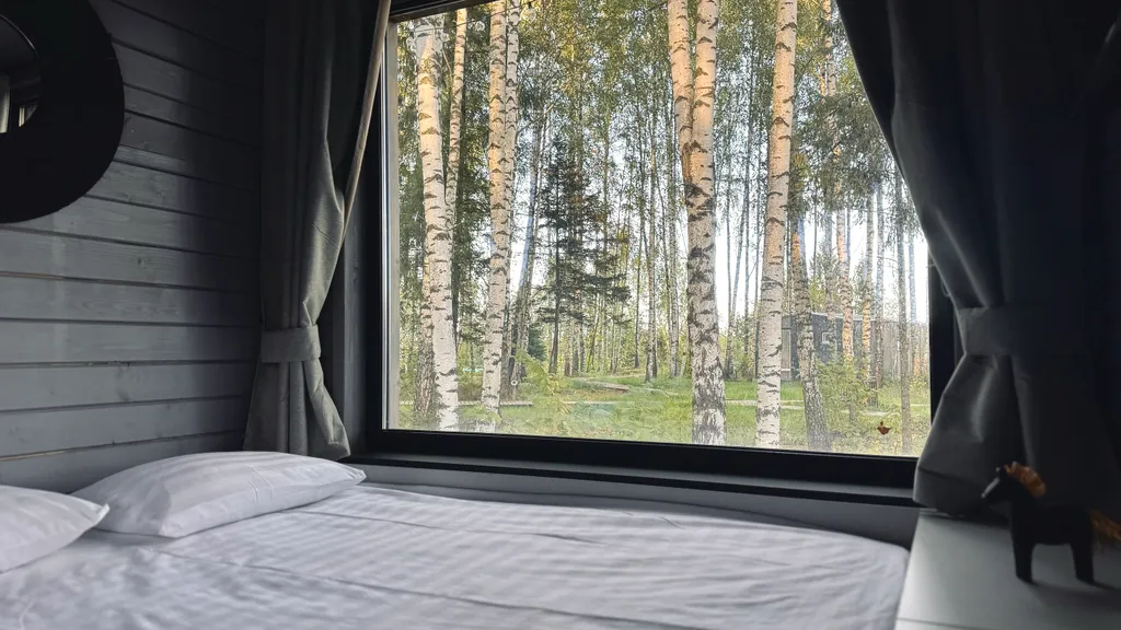 Студия в лесу с панорамным остеклением и террасой.