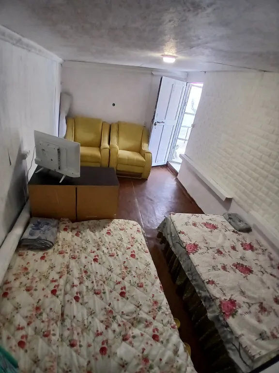 Маленькая комната со спальными местами в частном доме на даче