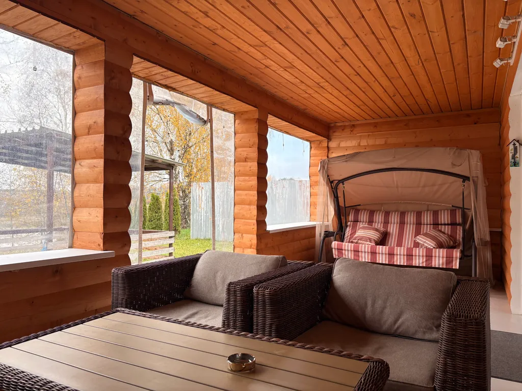 Дом с сауной и тёплым бассейном у пруда