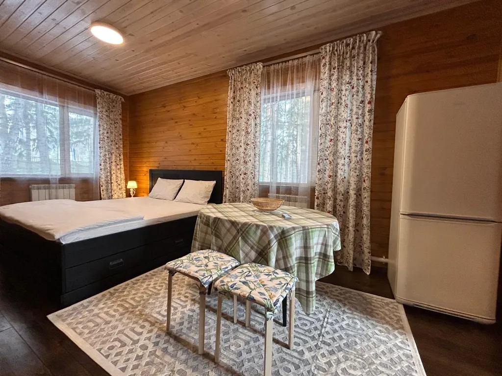 Коттедж в деревнем хвойном лесу