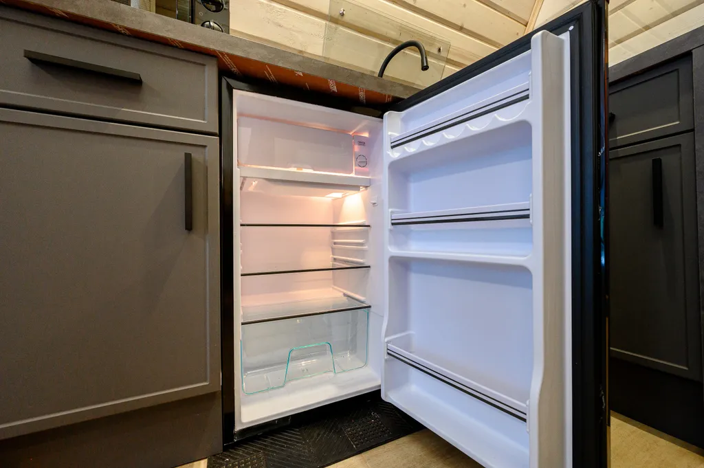 Стильный дом-шалаш с горячей купелью среди вековых сосен