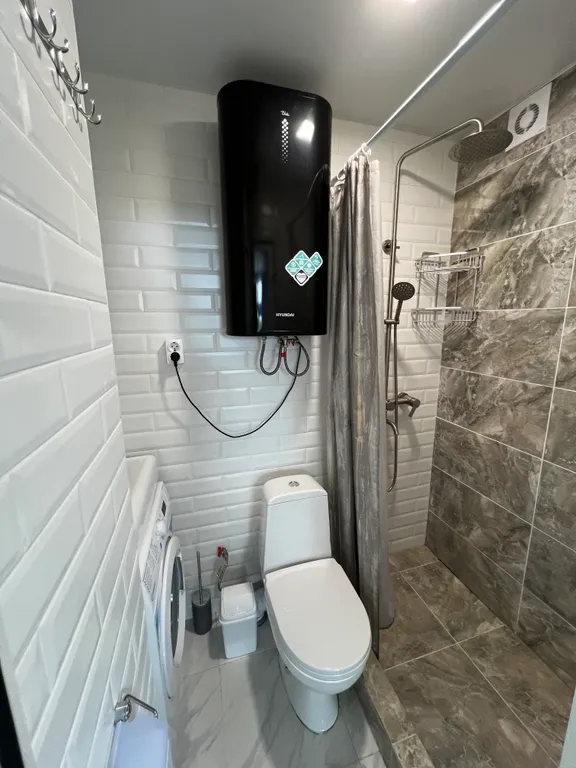 Домик в лесу у моря с верандой