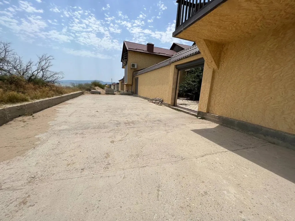 Большой дом в 10 метрах от моря