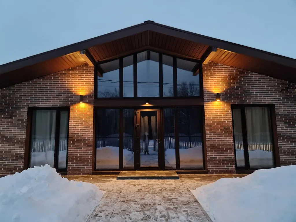 Уютный загородный дом с панорамным окнами